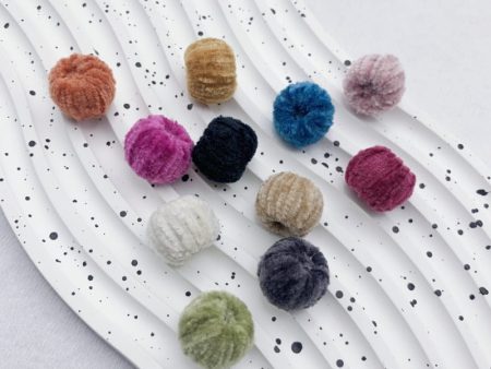 Wholesale 100pcs Autumn and Winter Retro Handmade Candy Color Plush Perforated DIY Yarn Ball For Cheap