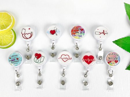 Wholesale 5pcs Creative Doctor Brooch Nurse Badge Badge Chest Clip Student Card Holder Work ID Collar Scalable Easy Pull Keychains Supply